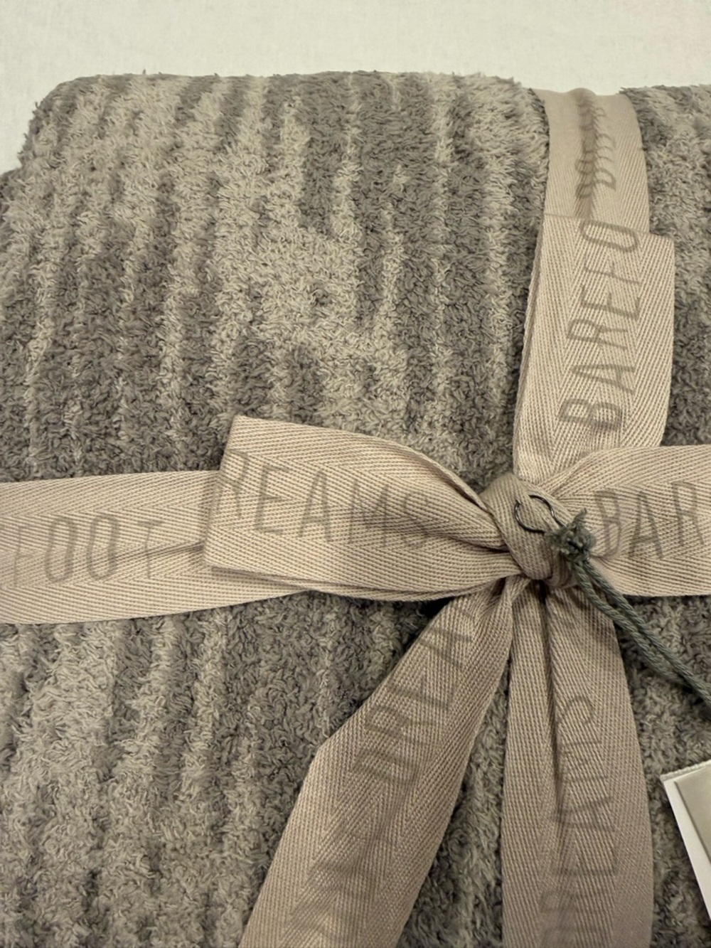 Barefoot Dreams CozyChic IKAT Blanket Gray Linen 45x60 NWT - Picture 4 of 6
